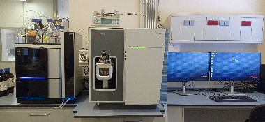 Ubicación y contacto Los técnicos responsables son Gabriel Martorell (971173247) y Francisca Orvay (971179521), el equipo está situado en el "Laboratori d'espectroscòpia molecular A0" en la planta baja de los SCT. Técnica La espectrometría de masas (MS) de triple cuadrupolo, o espectrometría de masas en tándem (MS/MS), es una técnica analítica que se utiliza para identificar y cuantificar los componentes de una muestra conocida. En la espectrometría de masas, las muestras se ionizan para generar moléculas cargadas o fragmentos de moléculas midiendo así la relación masa/carga y la abundancia de iones en fase gaseosa.  El equipo de masas va acoplado a un UHPLC mediante el cual se introducen las muestras.  Equipamiento y accesorios Espectrómetro de masas de triple cuadrupolo TQS Quantis
