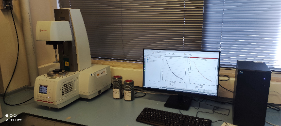    Reómetro MCR 302e de Anton Paar     Par de fuerza: 0,5 nNm a 230 mNm     Velocidad angular: hasta 314 rad/s.     Frecuencia: de 10-7 rad/s a 628 rad/s.     Temperatura: de -30 ºC a 200 ºC.     Platos paralelos de 2,5 cm y 5 cm de diámetro.